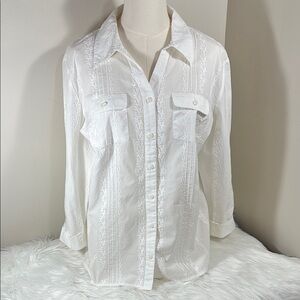 White Eyelet Detail Shirt. Sz M 3/4 Button Sleeve Straight Hem